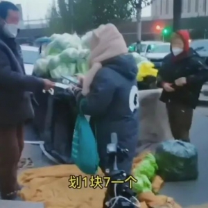 老人1000斤白菜滞销！代驾小哥将他带到自己的小区后……结局亮了 ... ...
