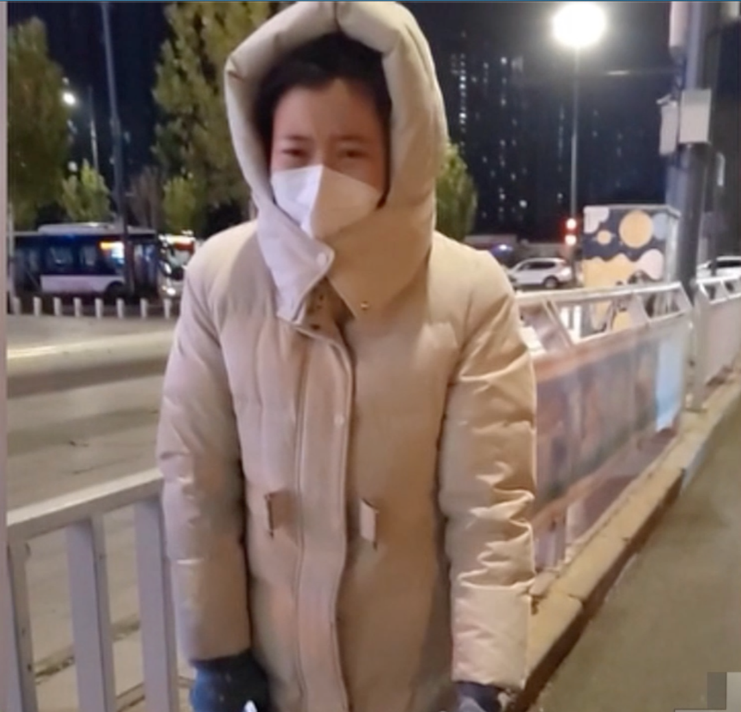 他在街头免费送了几千片退烧药，有人哭着给他鞠躬