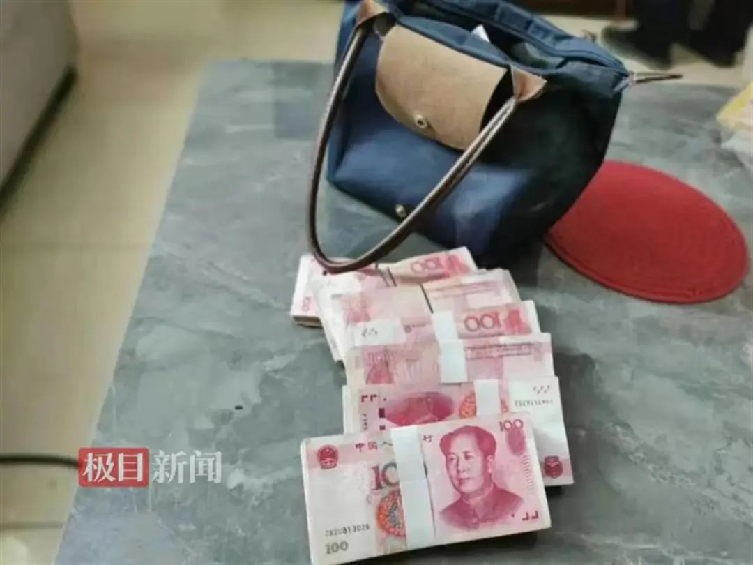女子停车开门时遗落6万元现金，农妇捡到后立即报警归还