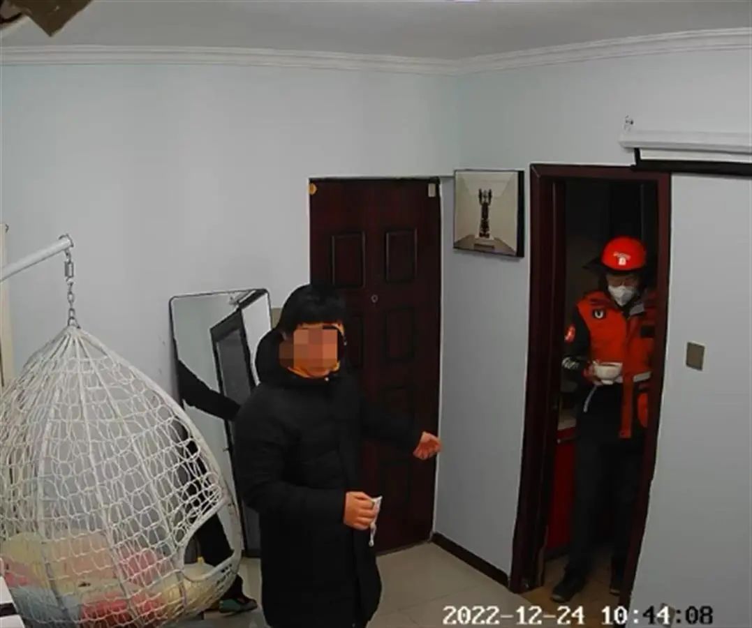 女子发高烧下单请跑腿小哥照顾，丈夫出差回家撞个正着