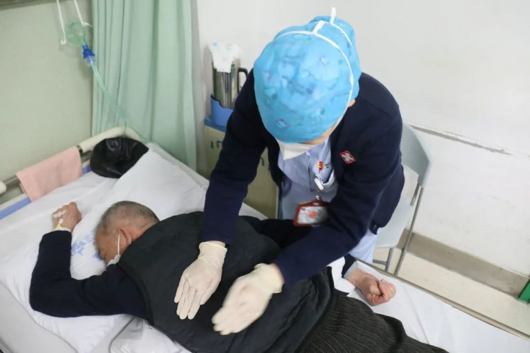 小伙阳了后胸闷，医生一查惊了：你的命可真大