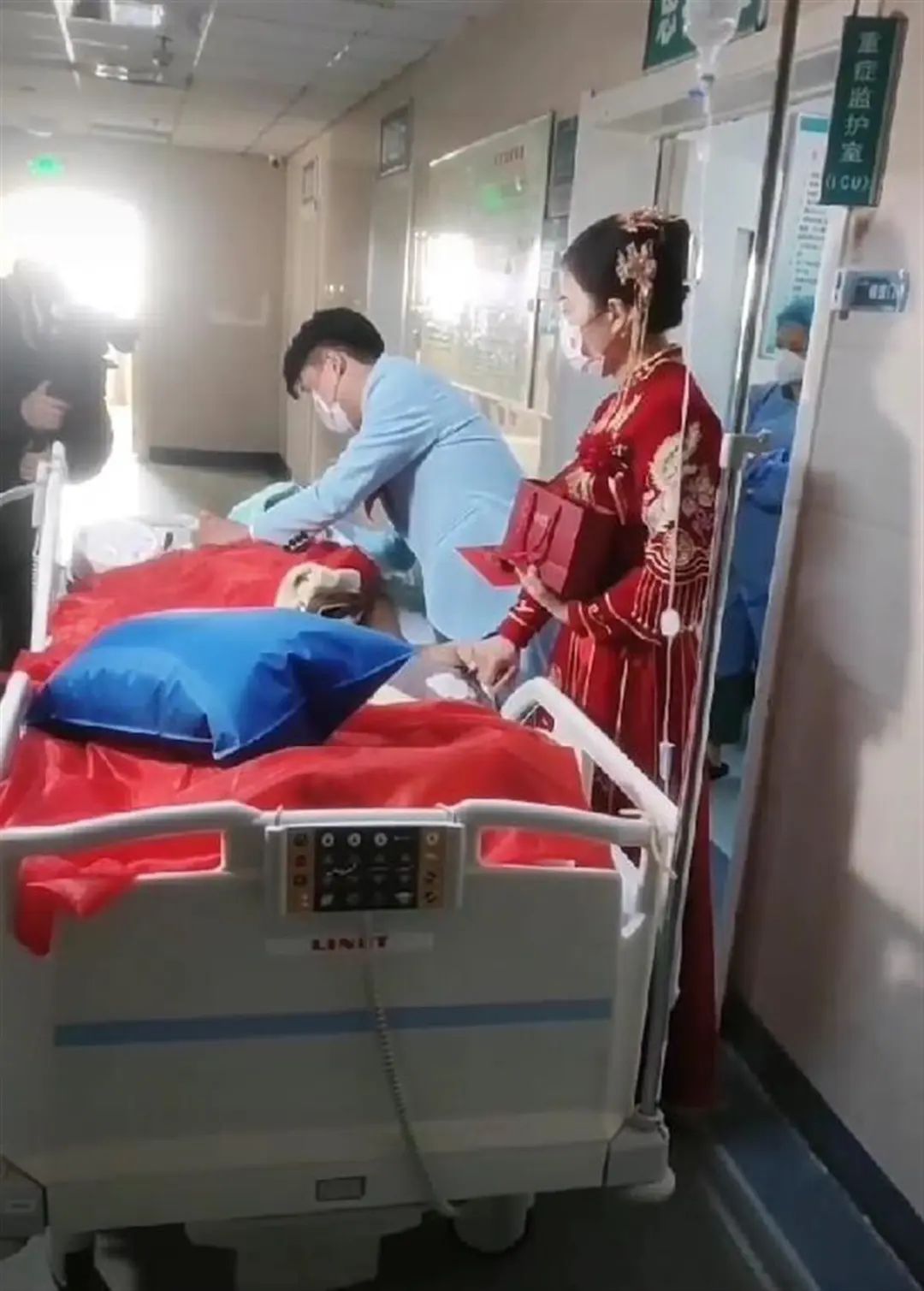 泪目！婚礼当天，这对新人到医院给重症父亲磕头...