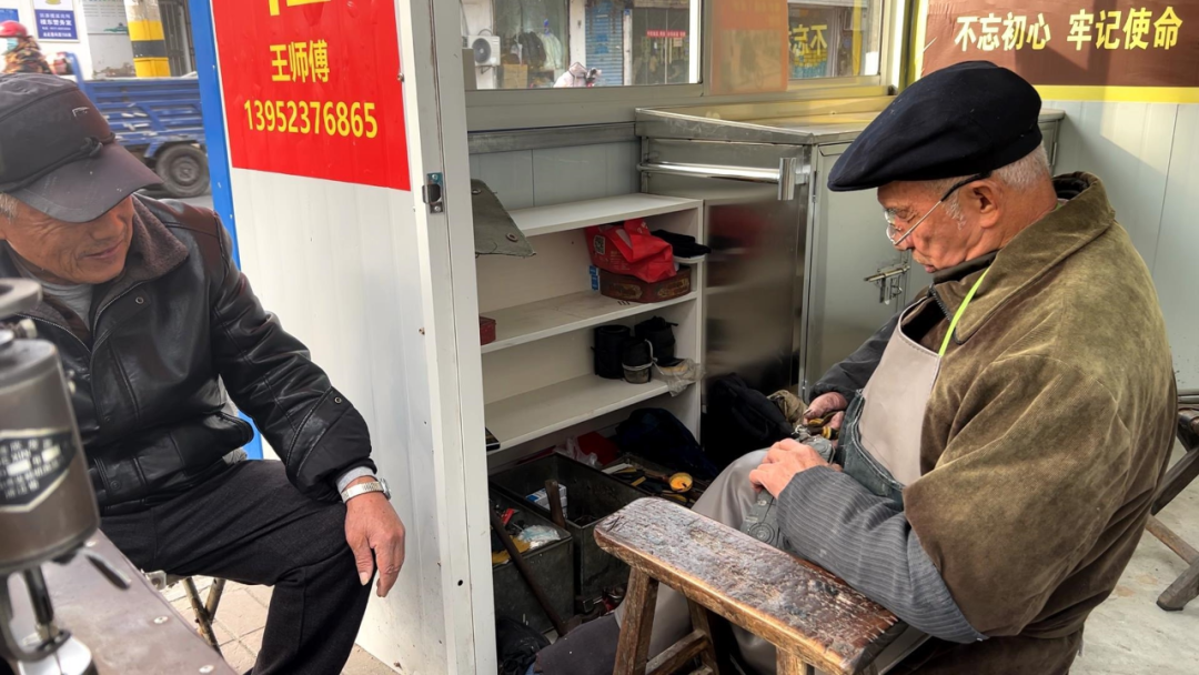 他一年就赚万把块，十四年捐了8万块！