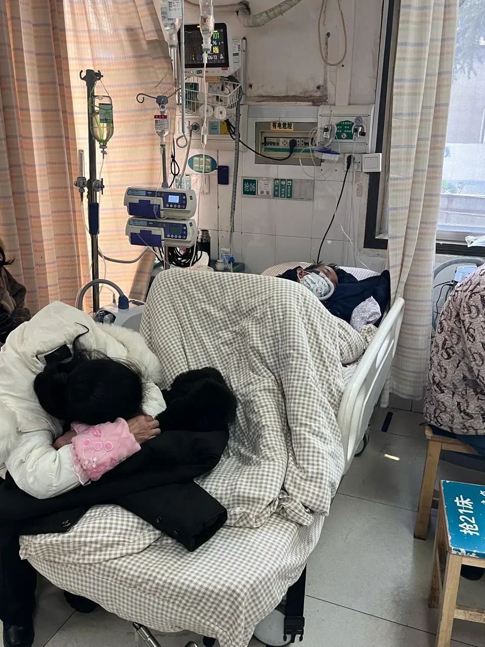 探访长沙湘雅三医院：男子抱着瘫软妻子赶来就医，有老人阳后只咳嗽却查出白肺！ ...