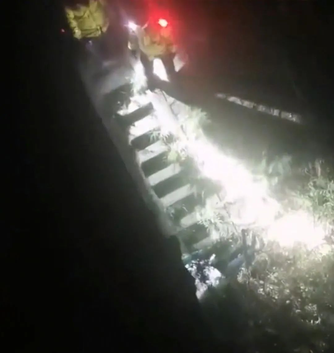 司机高速上遇堵车，下车休息时从高架上坠亡！警方回应来了 ... ...
