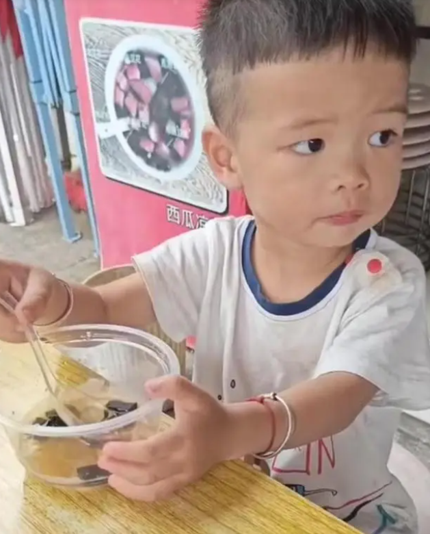 2岁半男童走失超24小时，母亲：老公打牌没看住，跑出去了