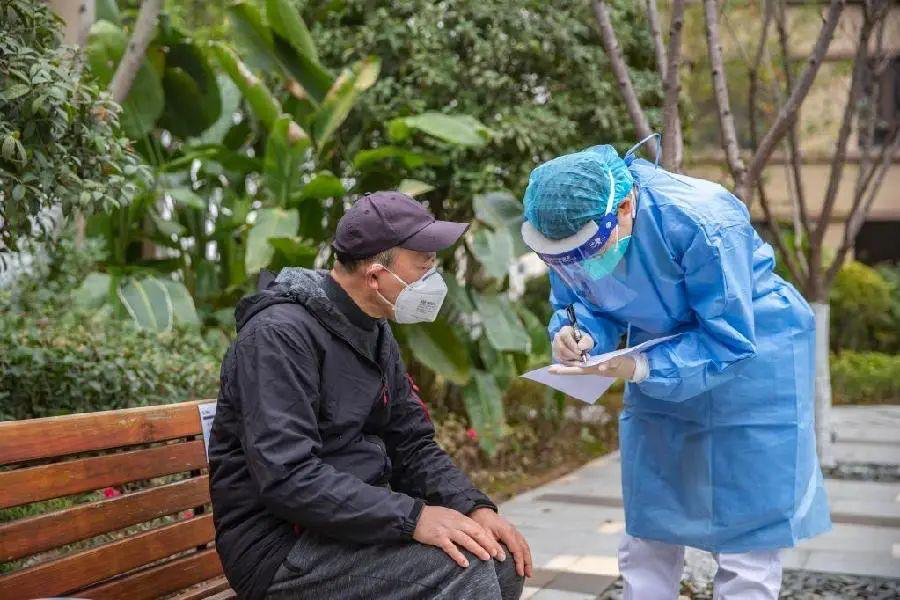 老人一直未阳，春节能去探望吗？医生解答→