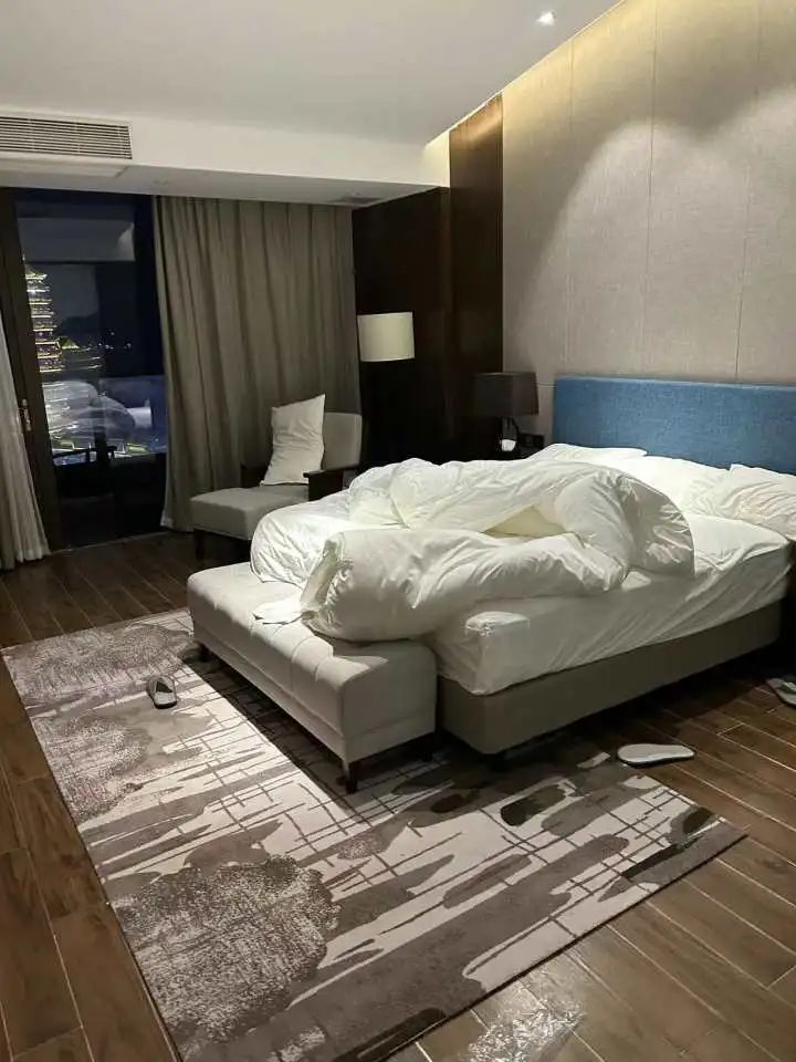 “等了4小时，房间却是这样！”一家人入住5星酒店，被眼前一幕看蒙 ...