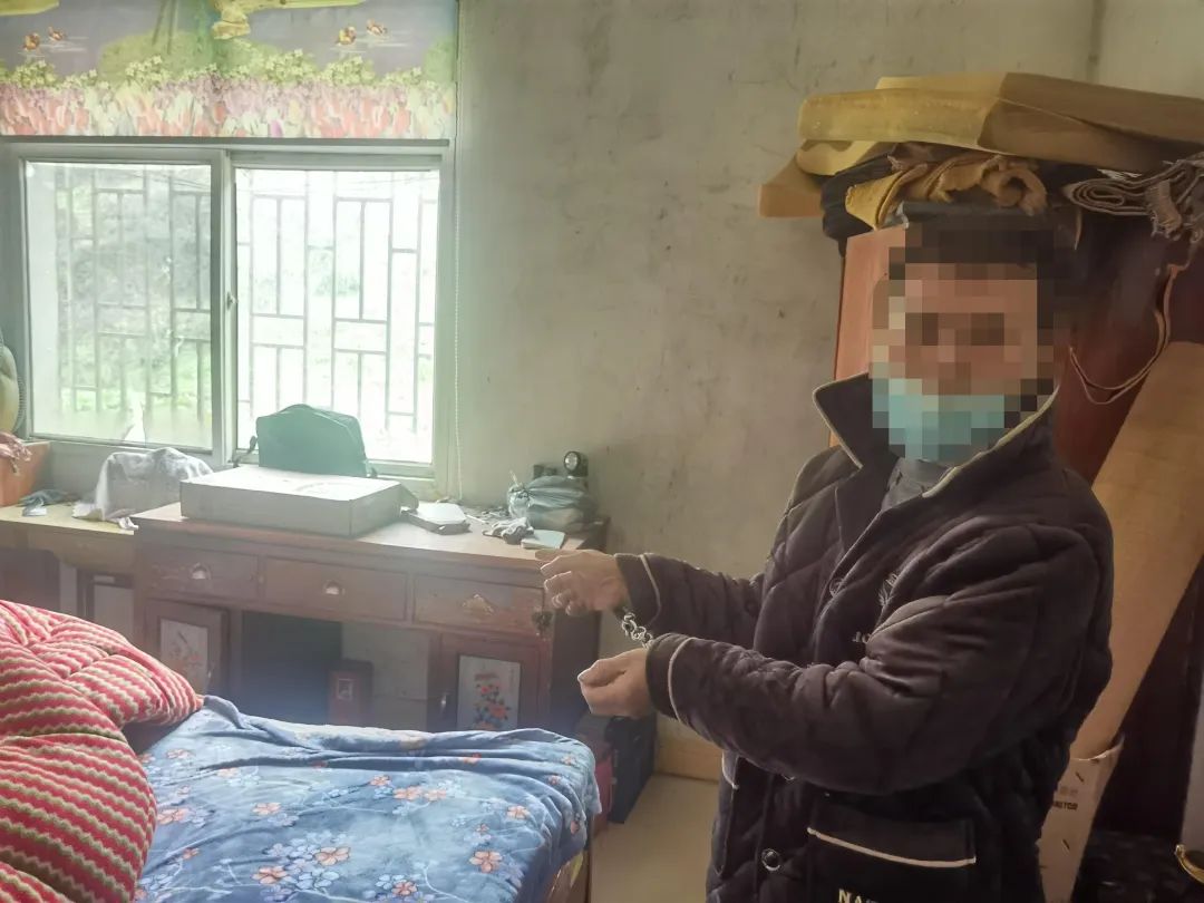 男子盗窃8千逃亡5年多，被抓后给姐姐打电话：告诉妈，我回来了 ...