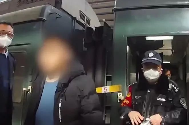 行拘！行驶的火车上，一男子发现卫生间里不对劲……