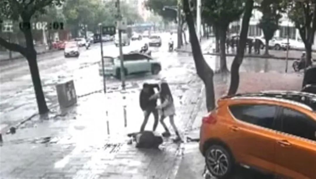 怒了！男子当街踢踹女子，还扇了围观者一耳光