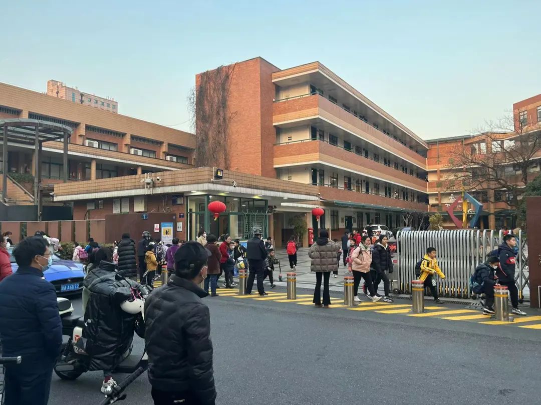 多名学生发热，又有学校通知：停课、提前放学，多地提醒→ ...