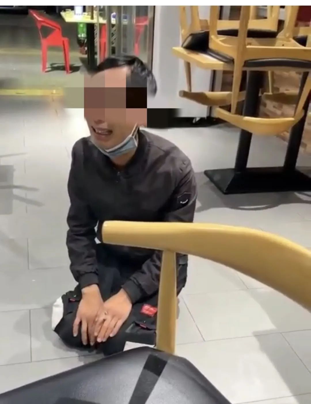 携两女子吃饭对方偷偷离开，男子因没钱买单当场下跪？多方回应 ...