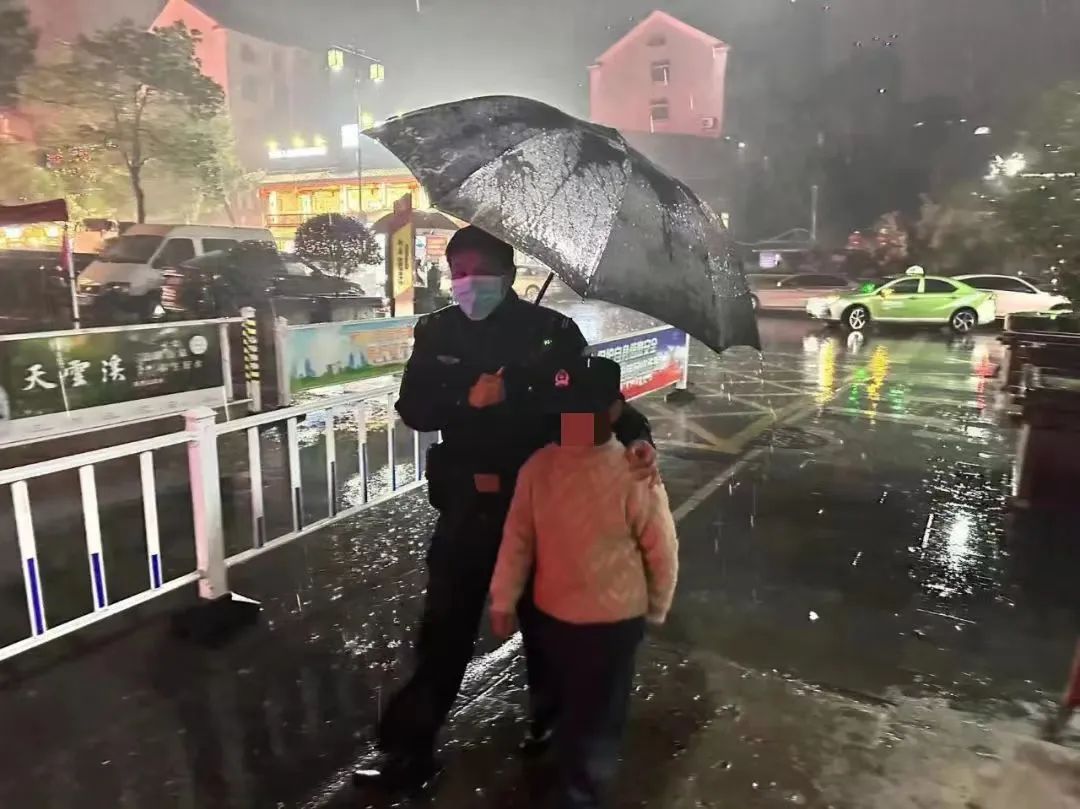 不对劲！一孩子雨夜独自走在合肥南一环