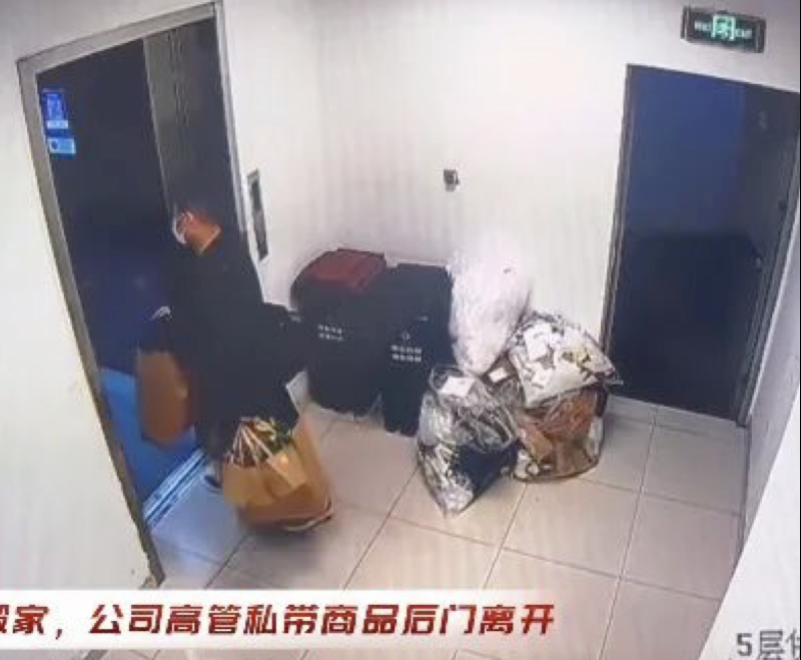 整箱往家搬！一企业高管，4年偷800多件衣服打折卖