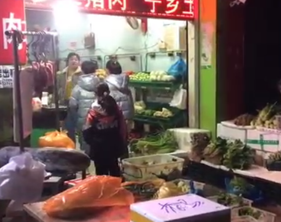 女儿“乱花钱”，长沙妈妈凌晨带她们去看商贩和环卫工：不能惯着 ...