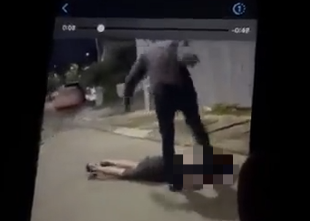 20岁男青年街头暴打女友前任，被网友挖出他父亲竟是......停职！ ...