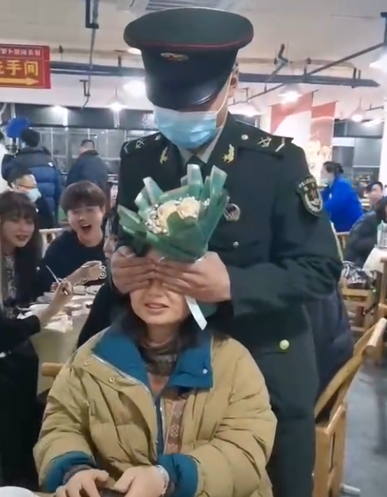 妈妈吃饭时突然被兵哥哥蒙住眼睛，反应过来后笑了又哭了
