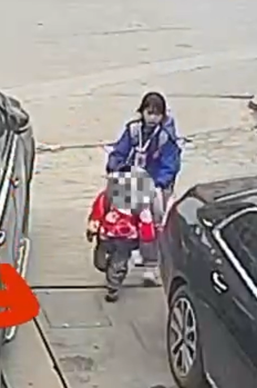 10岁女孩“捡”到3岁萌娃，操作堪称教科书！