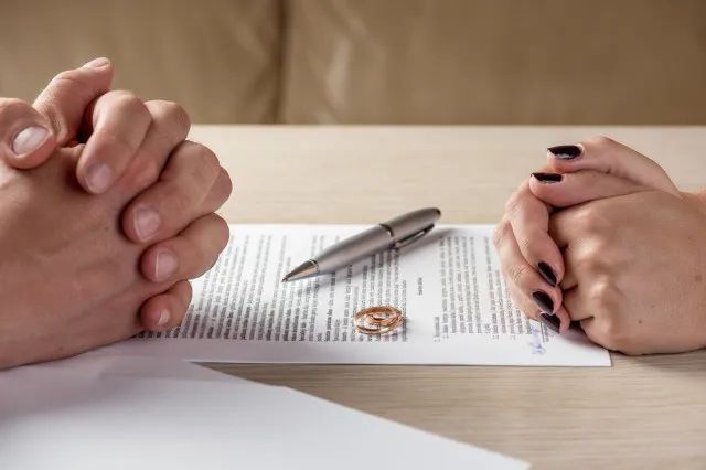 家庭主妇起诉离婚，才知丈夫年薪300万！