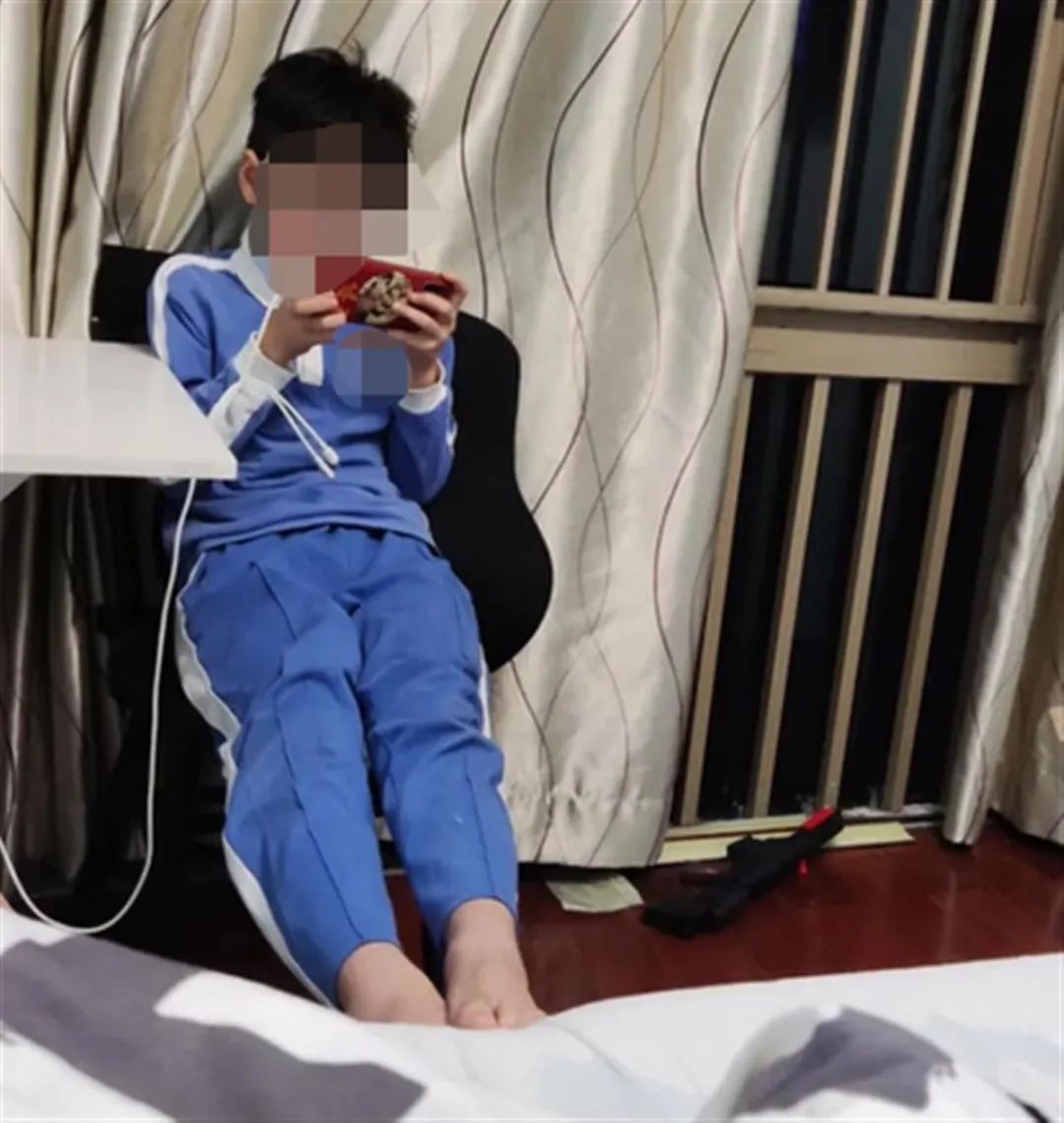 男孩偷打游戏，父亲逼他连玩17小时！结果......