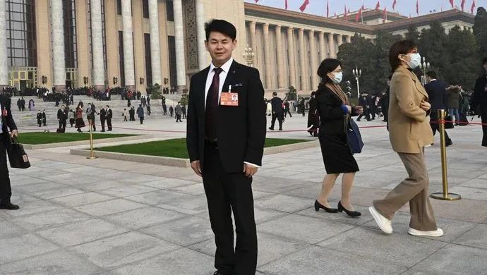 从放羊娃到全国人大代表，这位90后身份还不少