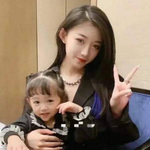 ks网红牌牌琦，送女友一辆劳斯莱斯幻影，并且是定制版