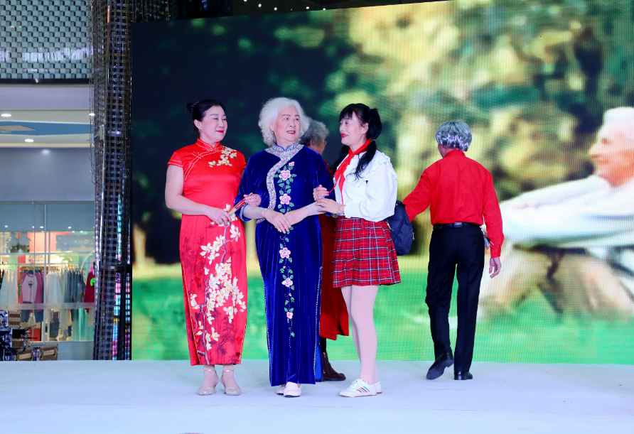 坚持热爱！长沙81岁老人穿旗袍学走秀：既锻炼身体又认识朋友 ...