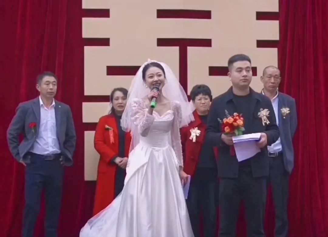 这个新娘火了！自己主持婚礼，花160元搭舞台，她这样说...... ...