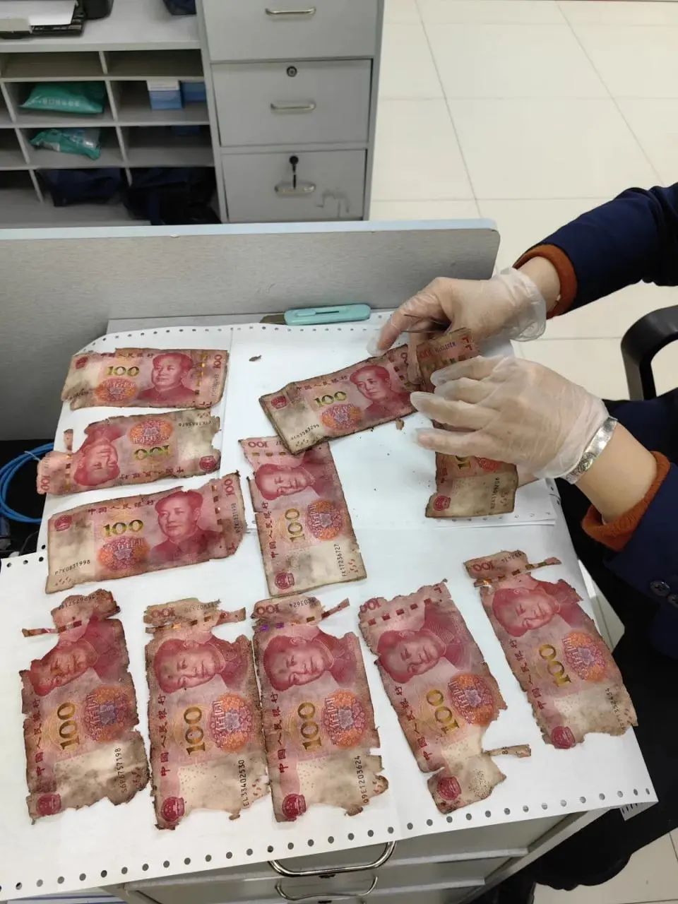 老人墓中藏13万现金，一年多后崩溃报警