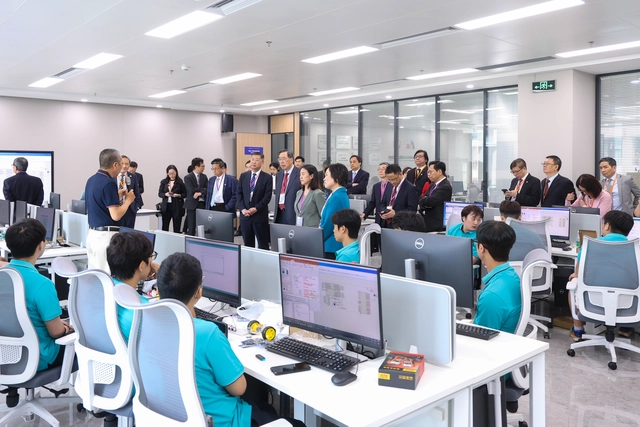 楼市经深度调整后，房企城市发展战略变得更加清晰。日前，财联社记者从多家房企获悉，为解决公司部分区域地产项目高库存问题，其正着手从人员调配及激励机制方面做出调整。一家大型国资房企高层与记者交流时表示，公 ...