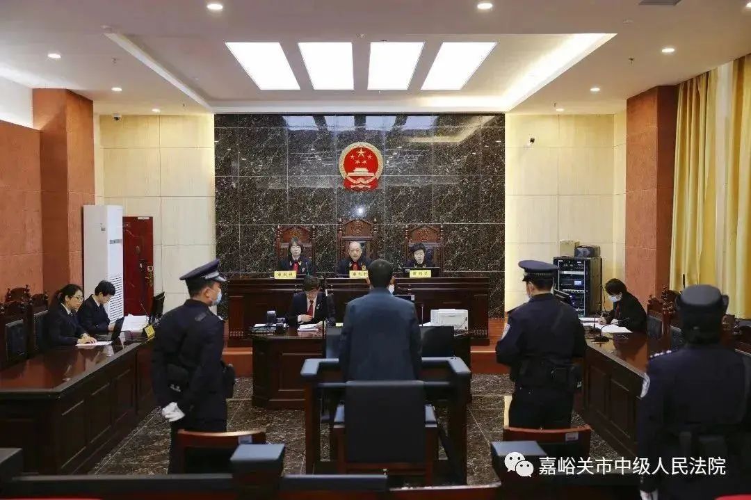 ​男子趁父亲熟睡持剪刀弑父，当庭认罪悔罪