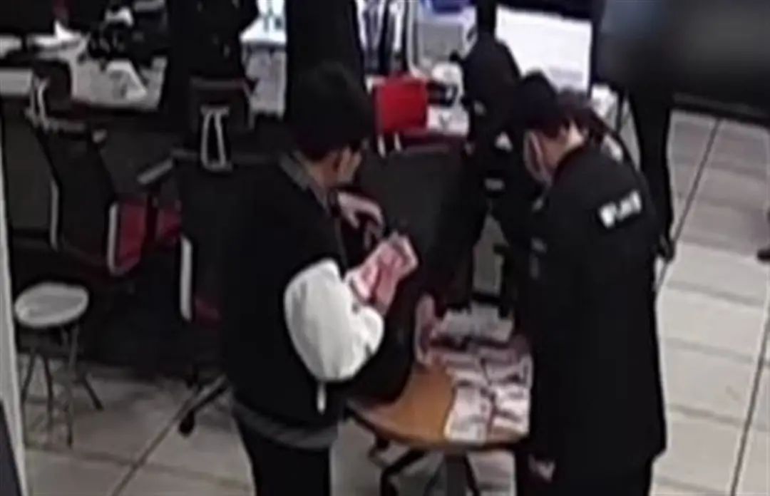 男子花400万元买光两家店金条，店员果断报警！结果让人大吃一惊 ...
