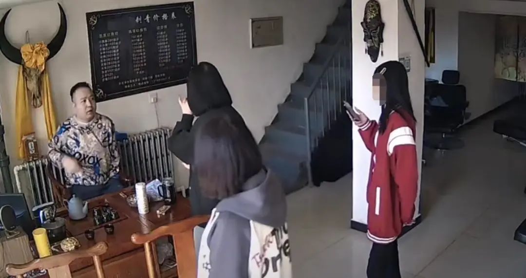 三少女文身被拒，老板霸气回复获网友怒赞！