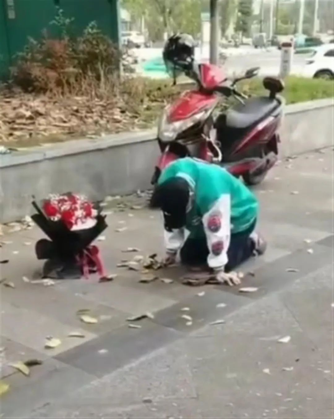 为求前女友原谅，小伙在街头长跪不起，居民：几乎跪了一夜 ...