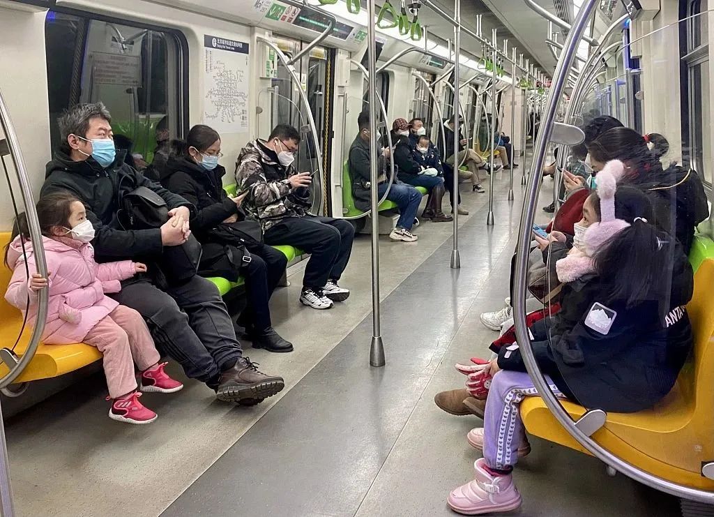 坐地铁还要戴口罩吗？多地给了明确说法