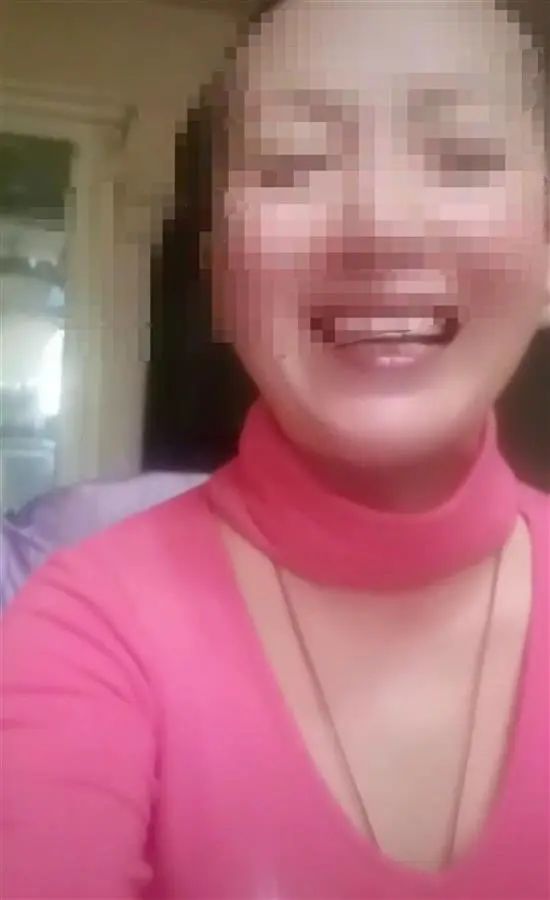 叫嚣“男人必须站着”地铁打人女被拘十天后，又惹众怒！