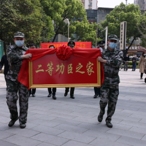 飞行员荣立二等功，喜报送到了妻子工作的小学 人民日报 2023-04-09 13:37 发表于北京 ...