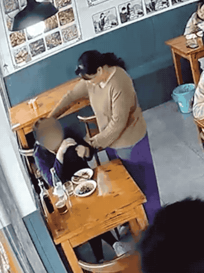 女子独坐喝酒流泪，老板娘一个动作太暖心…