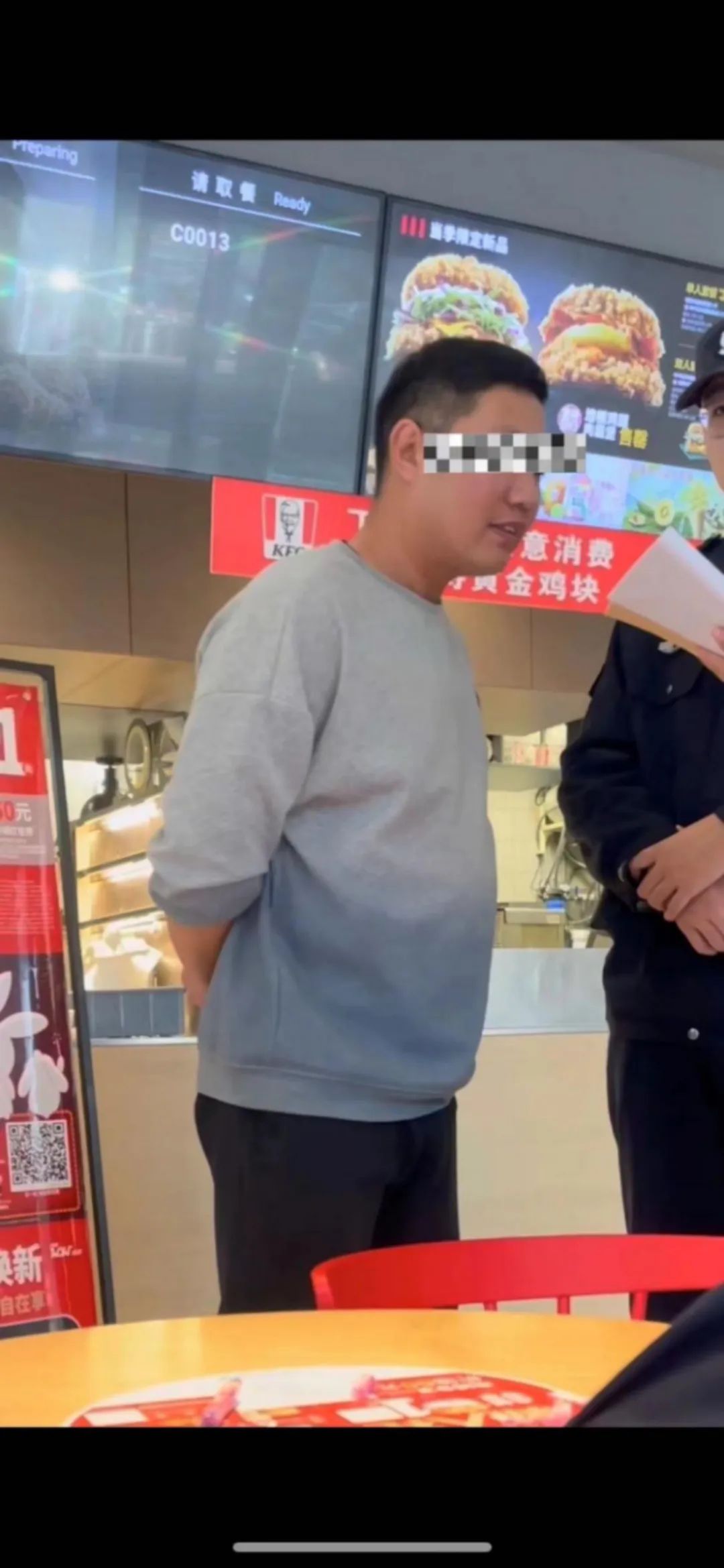 恶心又惊心！女子快餐店里上厕所，“抬头一看，一个臀部紧贴玻璃门在动”…... ...