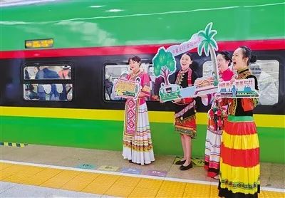 首趟中老铁路国际旅客列车正式开行