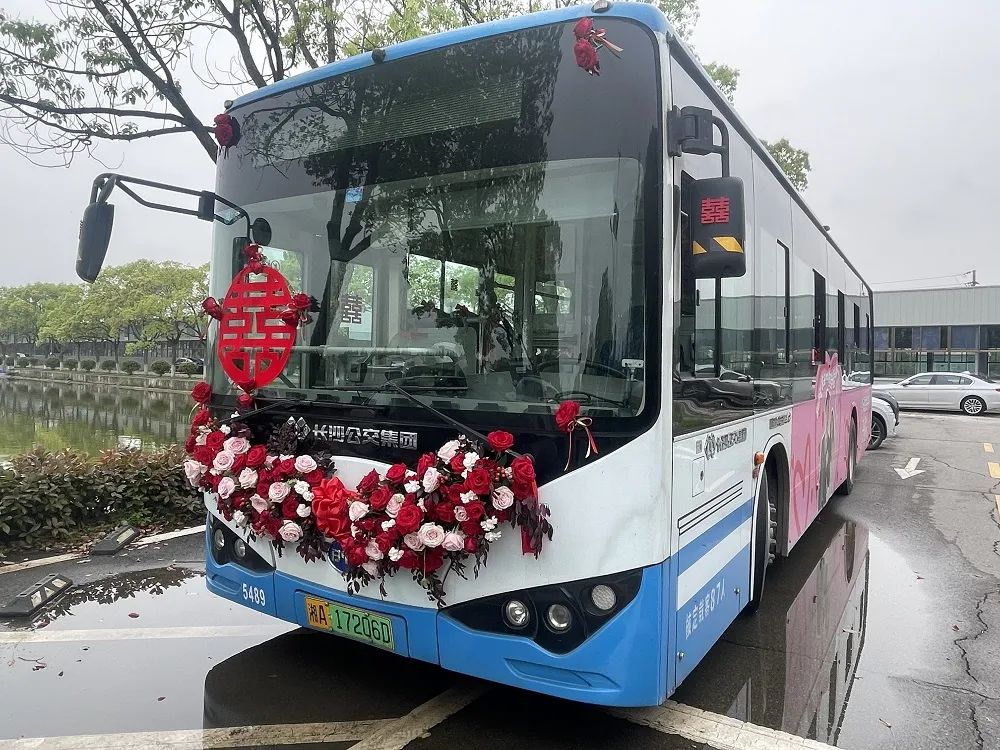 公交车做婚车！长沙这场婚礼好拉风