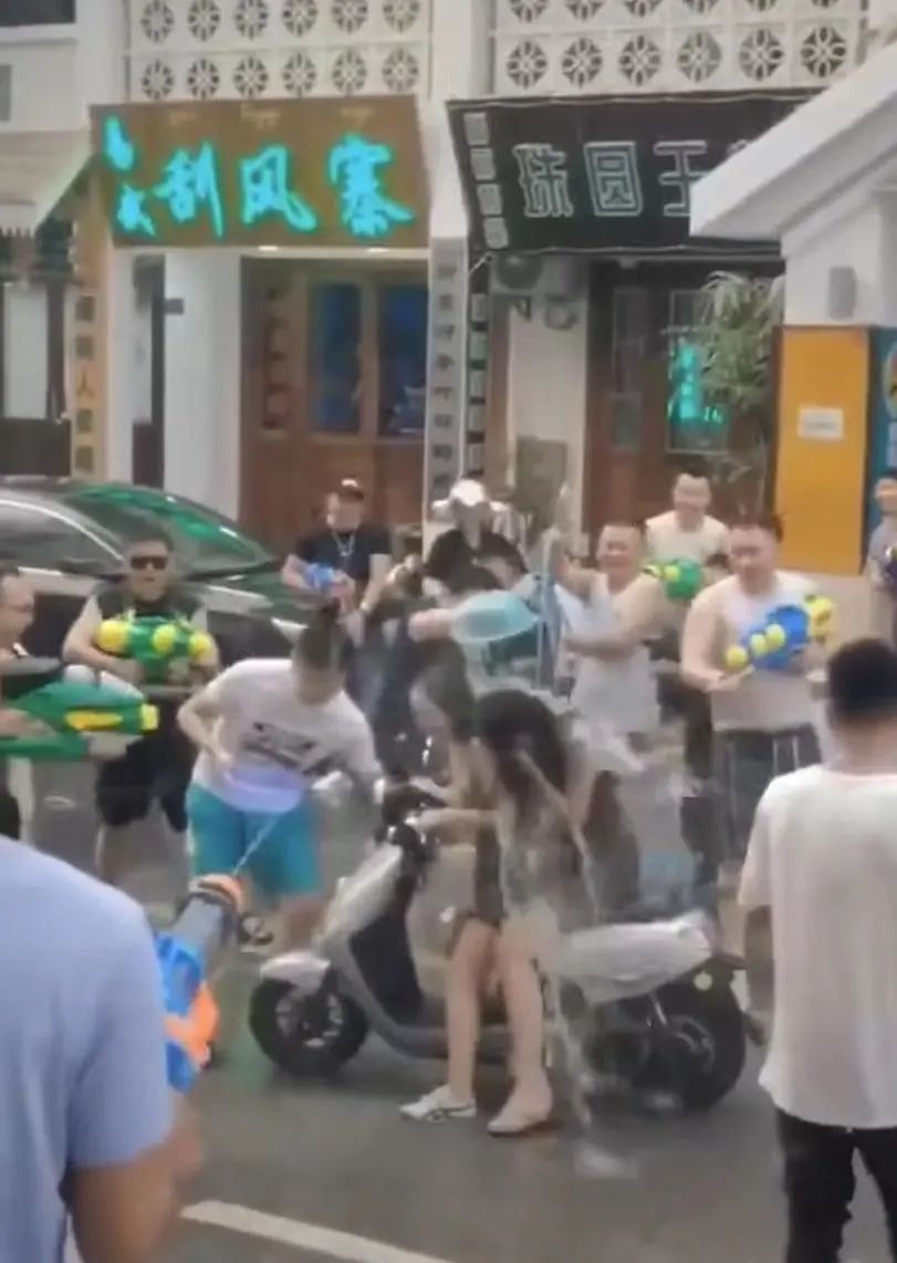 泼水节变味？女生颜值越高被泼越狠