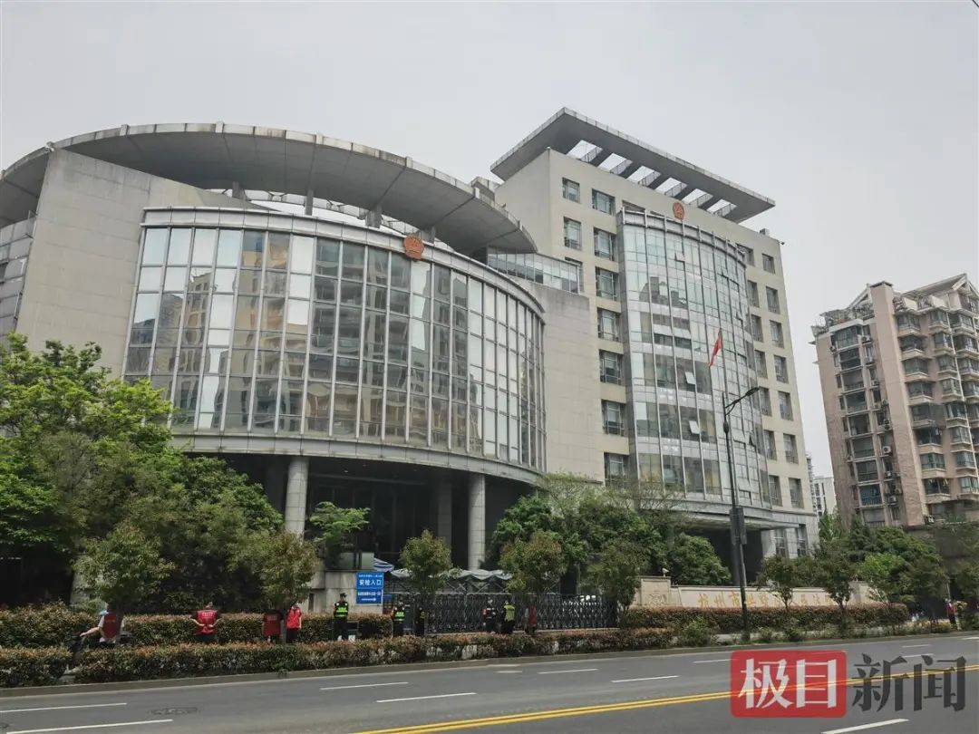 杭州女童坠亡后被撕裂的家庭：外婆含恨而逝，全家搬走