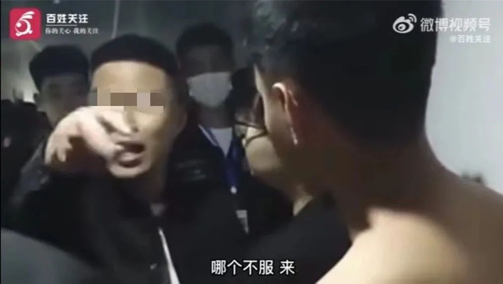 老师查寝时不断指着学生问“谁不服”？校方回应