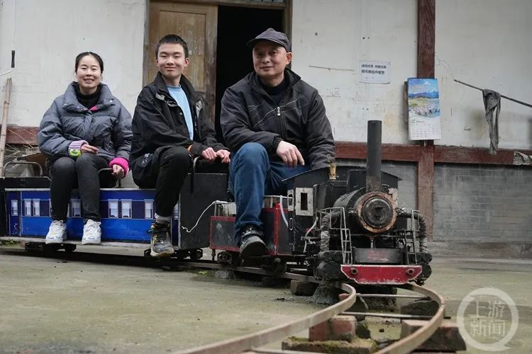 “硬核老爸”为儿子造8辆火车，只因……