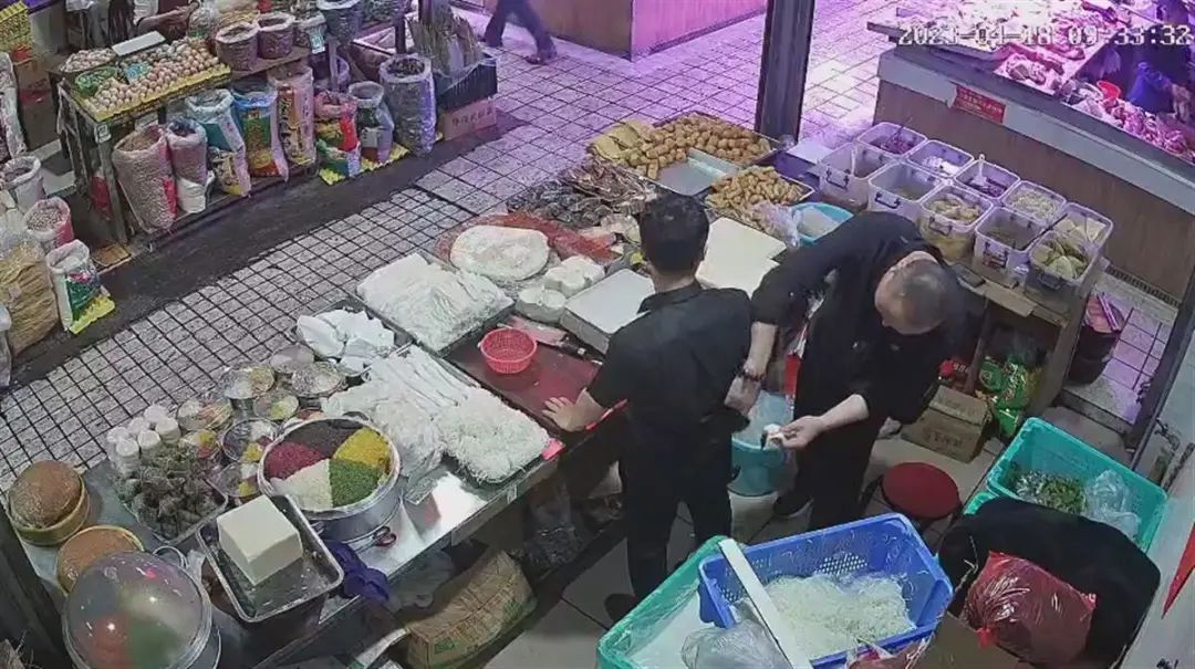 男子被陌生人贴膏药后当场晕倒，警方已介入