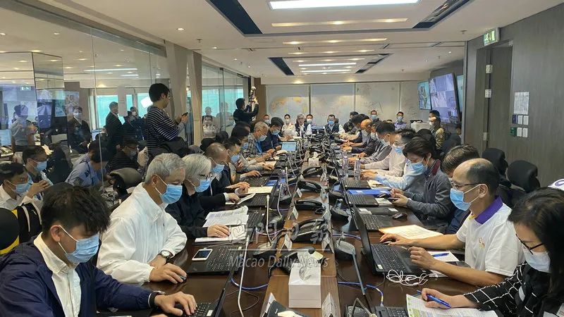 大巴侧压私家车“25人受伤”，紧急救援！