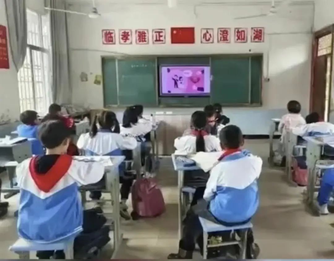小学生课堂观看“零彩礼”宣传片，当地教体局回应