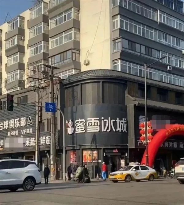 一条街招牌统一“黑底白字”，网友直呼“膈应人”